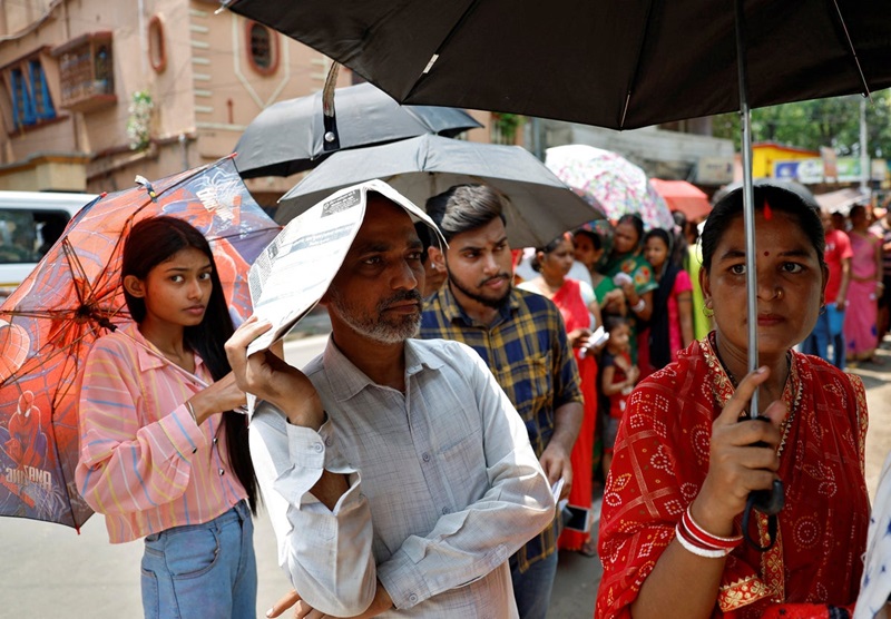New Delhi faces record-breaking heatwave, forces early school closures